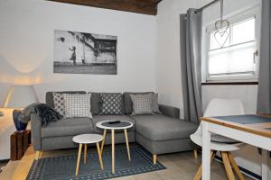 uma sala de estar com um sofá e uma mesa em Auf den Höfen Wohnung 14 em Kühlungsborn