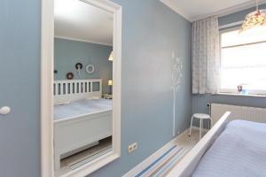 a childs bedroom with a large mirror at Goosbrink Wohnung 27 in Boltenhagen