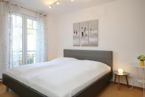 a bedroom with a large bed and a window at Achtern Diek Wohnung 13 in Boltenhagen