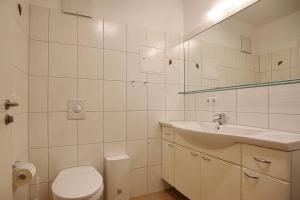 Koupelna v ubytování Achtern Diek Wohnung 13 + 16 fotografií