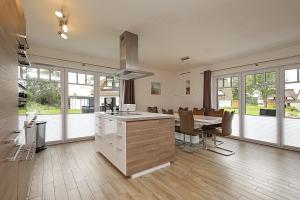 a kitchen and dining room with a table and chairs at Reethaus Am Mariannenweg 08b in Boltenhagen
