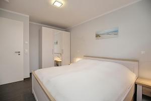 Una cama o camas en una habitación de Reethaus Am Mariannenweg 01a - Sylt
