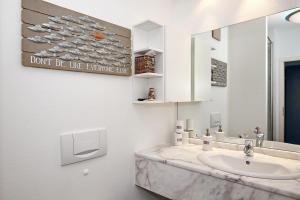 奥斯赛拜-屈隆斯博恩La Mer Wohnung 07的浴室里有洗手池和镜子 更多16张照片