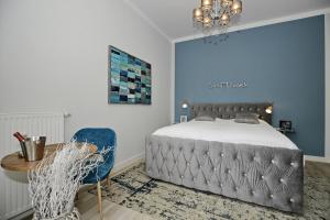 奥斯赛拜-屈隆斯博恩La Mer Wohnung 07的一间卧室，里面有一张床、一张桌子和一把椅子