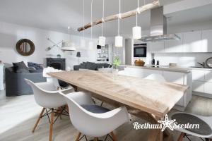 Η κουζίνα ή μικρή κουζίνα στο Reethaus Am Mariannenweg 05a - Reethuus Seestern +51 φωτογραφίες
