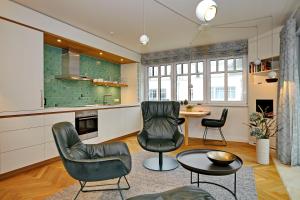 ハイリゲンダムにあるLinden-Palais Wohnung 28のキッチン(椅子、テーブル付)