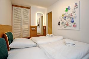ハイリゲンダムにあるLinden-Palais Wohnung 28のツインベッド2台が備わる客室です。