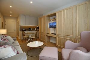 a living room with a couch and a table at Villa Möwe Souterrain Wohnung 08 in Heiligendamm