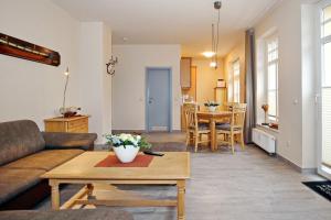 ein Wohnzimmer mit einem Sofa und einem Tisch in der Unterkunft La Mer Wohnung 06 in Kühlungsborn