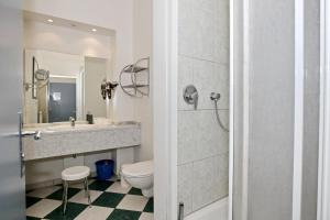 奥斯赛拜-屈隆斯博恩La Mer Wohnung 08的浴室里有洗手池、马桶和镜子。