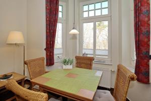 奥斯赛拜-屈隆斯博恩La Mer Wohnung 08的配有木桌椅的餐厅 更多12张照片