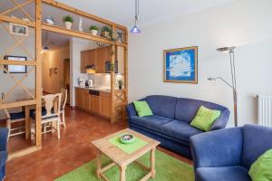 uma sala de estar com um sofá e uma mesa em Meeresblick Wohnung 023 em Kühlungsborn