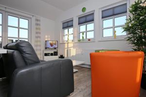 ハイリゲンダムにあるResidenz von Flotow Wohnung 18のリビングルーム(革張りのソファ、テレビ付)
