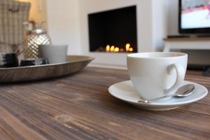 Příslušenství pro přípravu čaje a kávy v ubytování Meeresblick Wohnung 018