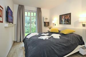 ハイリゲンダムにあるLinden-Palais Wohnung 05のベッドルーム1室(大型ベッド1台、枕2つ付)