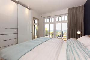 ハイリゲンダムにあるLinden-Palais Wohnung 35のベッドルーム(大型ベッド1台、バルコニー付)