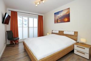 Un pat sau paturi într-o cameră la Villa Strandvogt Wohnung 11
