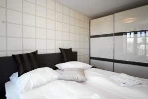 ハイリゲンダムにあるLinden-Palais Wohnung 01のベッド1台(上に白い枕2つ付)