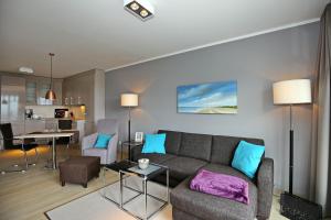 ein Wohnzimmer mit einem Sofa und einem Tisch in der Unterkunft Linden-Palais Wohnung 15 in Heiligendamm