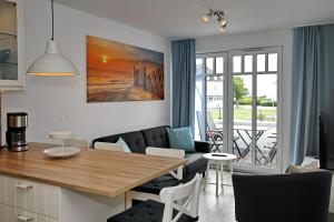ハイリゲンダムにあるLinden-Palais Wohnung 31のキッチン、リビングルーム(テーブル、椅子付)