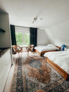 1 Schlafzimmer mit 2 Betten, einem Tisch und Stühlen in der Unterkunft Königlicher Aufenthalt inmitten der Natur in Hürth