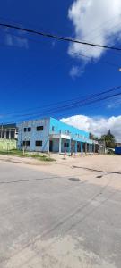 una calle vacía frente a un edificio azul en Pousada Abais-Inn en Cabo de Santo Agostinho
