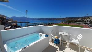 balcone con piscina, tavolo e sedie di Naiades Marina Hotel ad Ágios Nikólaos