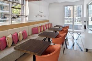 Posezení v ubytování Crowne Plaza Dubai Marina by IHG
