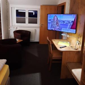 TV a/nebo společenská místnost v ubytování Waldgasthof Lorchenmühle UG