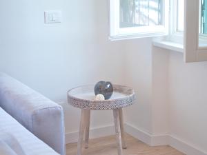 a table with a glass top on a table next to a couch at Medusa Apartment - Lungomare in Finale Ligure