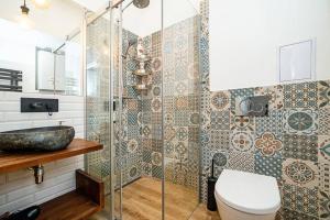 uma casa de banho com um WC e uma cabina de duche em vidro. em Elegant, modern, 2-bed flat by Museum of Prague em Praga