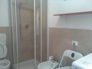 une salle de bains avec douche, toilettes et lavabo dans l'établissement VILLA MONICA Diano San Pietro (IM) Italy, à Diano San Pietro 55 autres photos