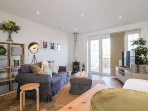 ein Wohnzimmer mit einem Sofa und einem Tisch in der Unterkunft Badgers Way in Tintagel