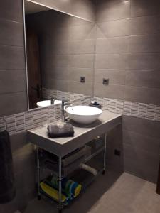 łazienka z dwiema umywalkami i dużym lustrem w obiekcie Casita Blanco w Maladze