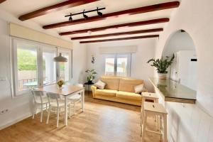 ein Wohnzimmer mit Sofa und Tisch in der Unterkunft Alemanya 38 in Torroella de Montgrí
