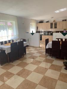Casa Natalia Raisa Arieșeni في أرياسيني: مطبخ وغرفة طعام مع طاولة وكراسي