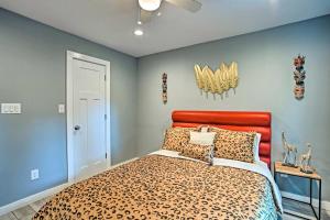 - une chambre avec un lit doté d'une tête de lit orange dans l'établissement Couples Retreat In Canton with Patio, Trail and Yard!, à Canton