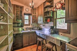 Faber的住宿－Romantic Log Cabin Escape on Delfosse Winery!，一个带木制橱柜和水槽的大厨房