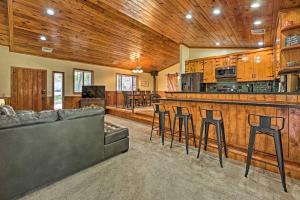 - une cuisine avec un bar et quelques tabourets dans la pièce dans l'établissement 2 Decks and Game Room Expansive Family Cabin, à Pinetop-Lakeside