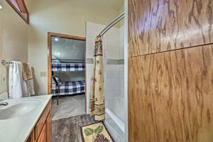 une salle de bain avec un lavabo, une baignoire et une douche dans l'établissement 2 Decks and Game Room Expansive Family Cabin, à Pinetop-Lakeside 33 autres photos