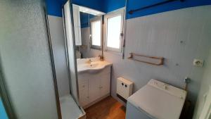 ein Badezimmer mit Waschbecken und Toilette und einem Fenster in der Unterkunft Studio familial 30m2 Les Goelands - grand balcon vue forêt in Saint-Jean-de-Monts + 28 Fotos