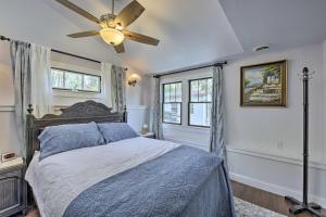 Llit o llits en una habitació de Big Cedar Lake House Views, 100 Ft to Water!