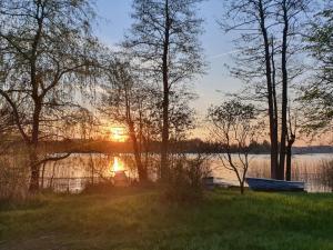 Fotografia z galérie ubytovania Domek nad jeziorem v destinácii Majdy
