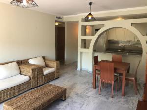 een woonkamer met een bank en een tafel en stoelen bij Tortugas 16 in Carboneras