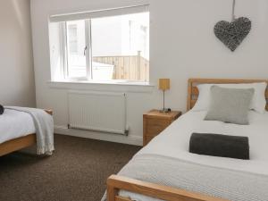 本提斯埃蘭的住宿－Seascape，一间卧室设有两张床和窗户。
