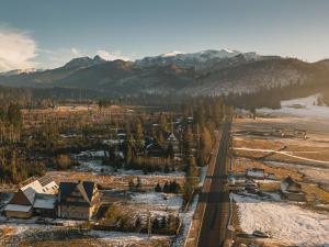 una vista aerea di un villaggio in montagna di Apartamenty Truchanówka przy Dolinie Chochołowskiej a Witów