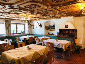 キルヒベルク・イン・チロルにあるホテル ロスルヴィルトのテーブルと椅子が備わるレストラン