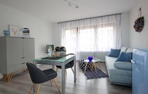 - un salon avec une table et un canapé dans l'établissement Apartment Mühlbach, à Nesselwang