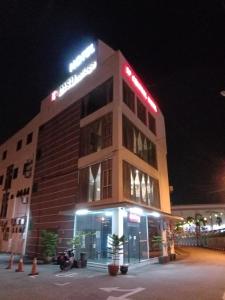 um edifício com um sinal em cima dele à noite em Sp Central Hotel em Sungai Petani