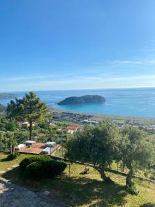 uma vista para o oceano e uma ilha em B&B Saracinello em Praia a Mare